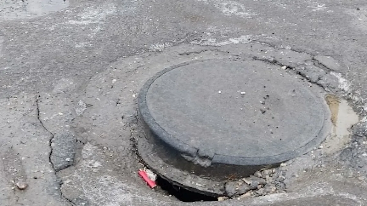 Вместо ремонта накрыли тазиком: жители пожаловались на открытый люк в Саранске