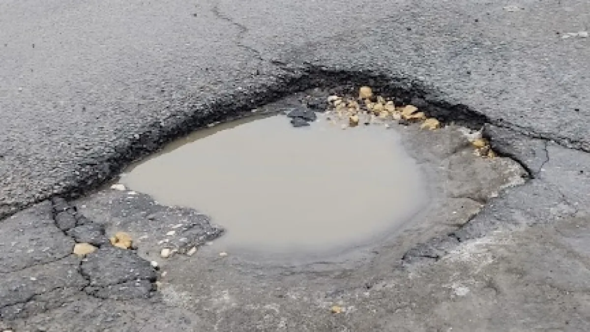 Весна добила остатки асфальта: жители пожаловались на разбитую дорогу в Мордовии