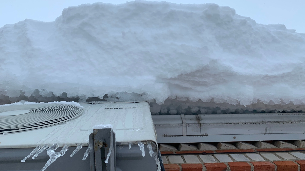 В Рузаевке завели уголовные дела из‑за падения снега с крыш: пострадали двое горожан