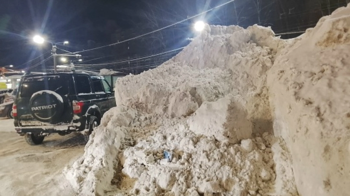Детям приходится выходить на дорогу: в Саранске пожаловались на заваленный снегом тротуар
