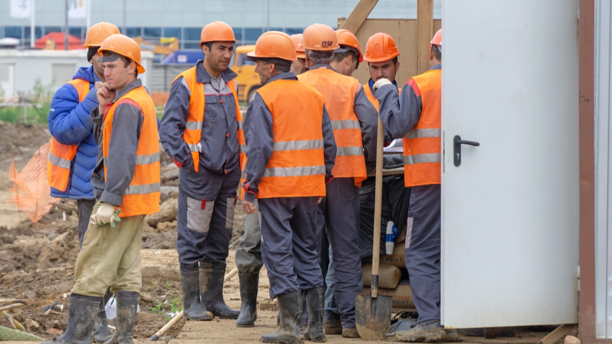 Школы в Торбееве и Атюрьеве незаконно ремонтировали таджики