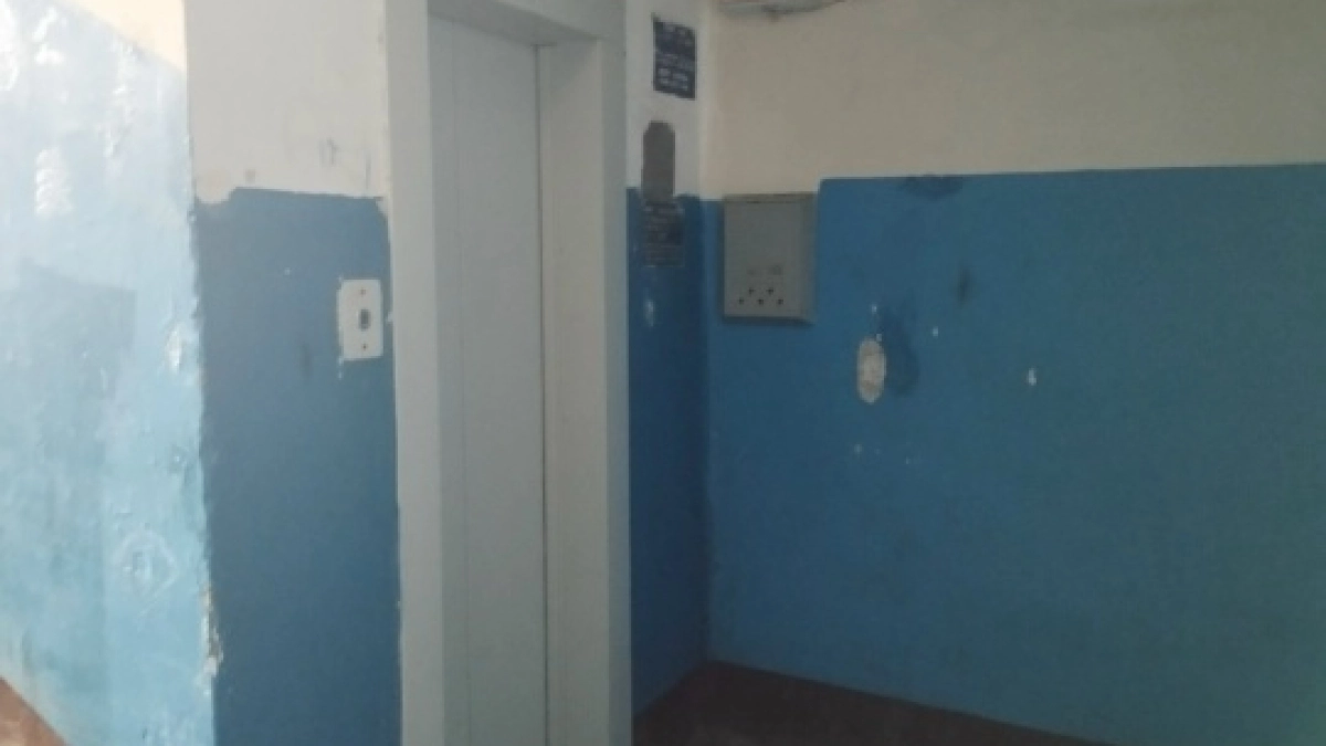 В Саранске подъезд дома начало затапливать после схода снега с крыши