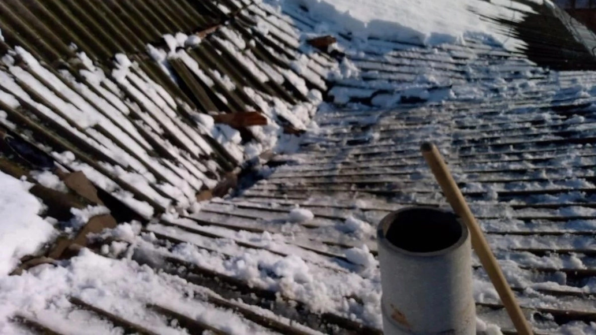 В Мордовии продолжается "глыбопад": в Инсаре под тяжестью снега обрушилась крыша жилого дома 