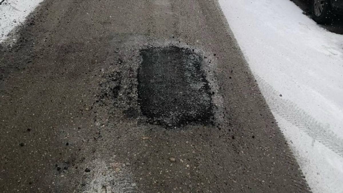 «Чтобы не потерять подвеску»: житель Мордовии сам отремонтировал разбитую дорогу