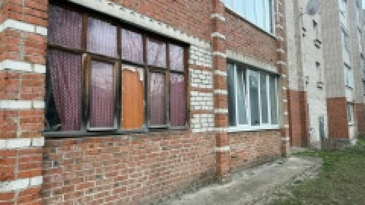 «В потолке дыра, в квартиру капает и сыпется»: жители дома в Саранске снова бьют тревогу