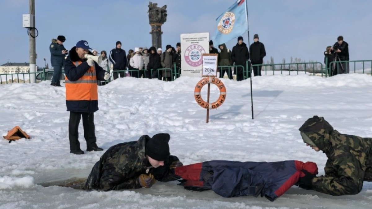 Как спасти школьника на тонком льду: в Саранске прошли показательные учения