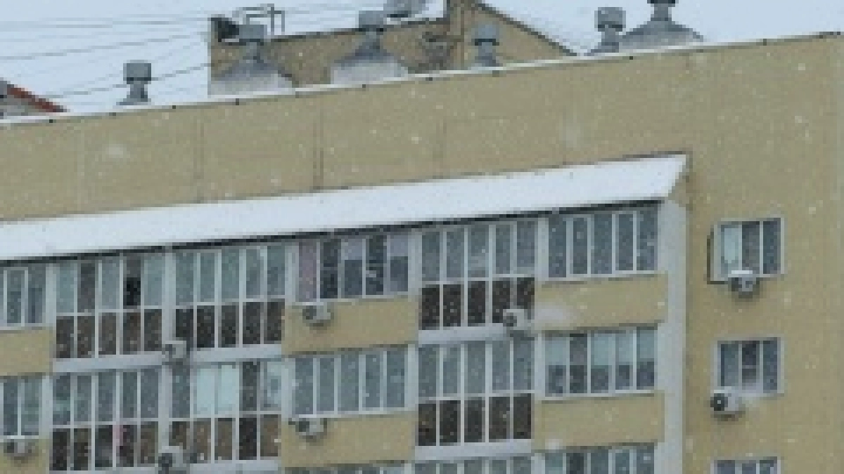 «С крыши сбросили снег и снесли два балкона»: жители Саранска требуют реакции