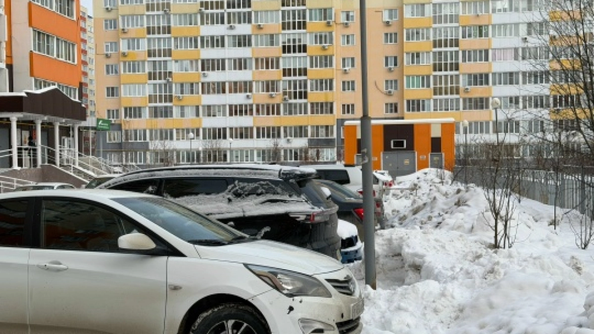 «Говорит, что это его места»: во дворе в Саранске разгорелся конфликт из-за парковки