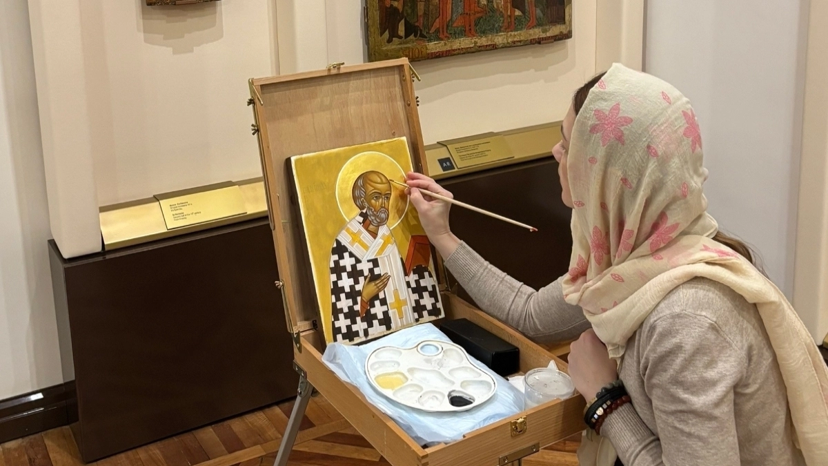 Студенты Саранской Духовной Семинарии учатся писать копии древних икон Николая Чудотворца