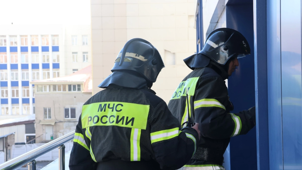 Учения в Саранске: спасатели МЧС показали, как действовать при пожаре в здании отеля