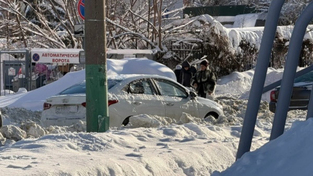 В Саранске снег отрезал проход к подъездам дома на Центральной улице