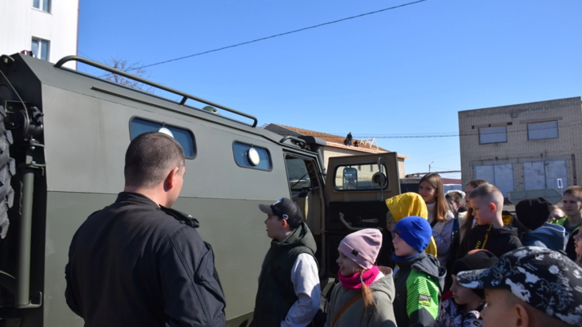 Юные патриоты Мордовии побывали в гостях у спецназа Росгвардии