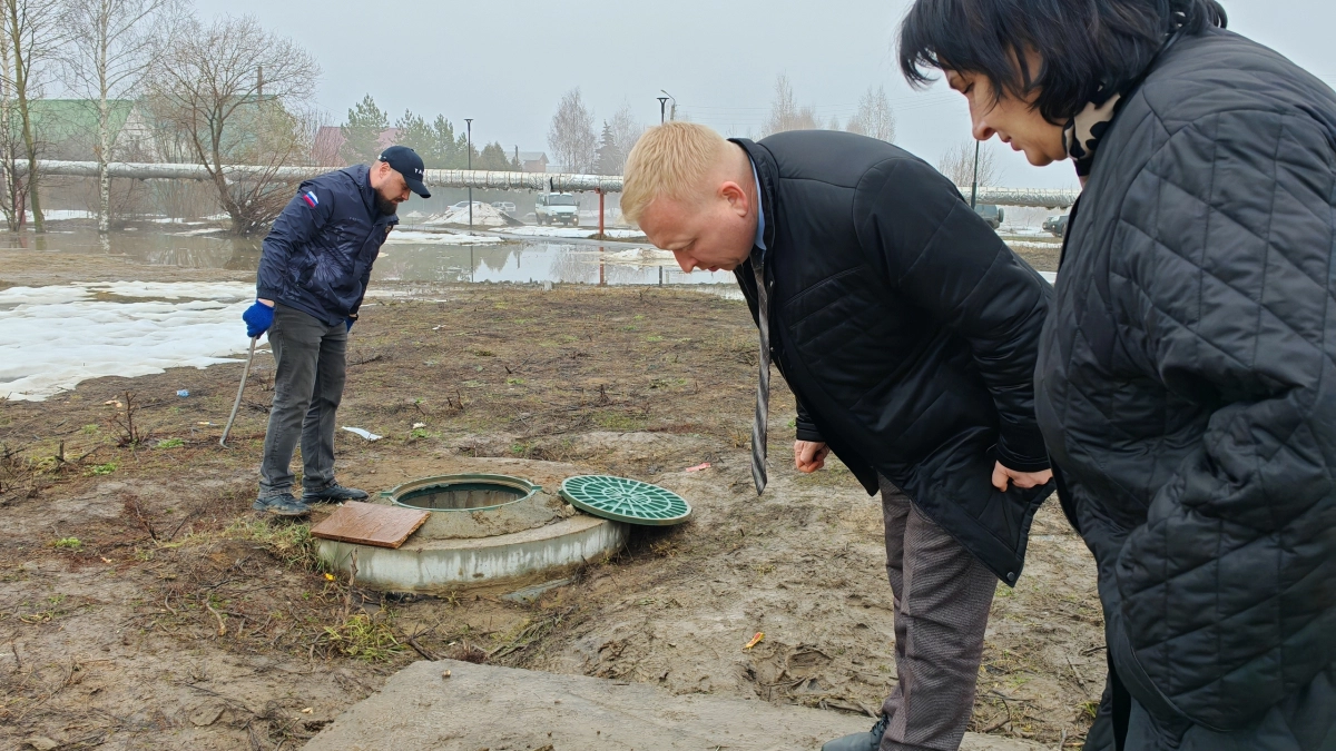 На контроле у мэра: в Рузаевке прорвало канализацию на автомобильные дороги