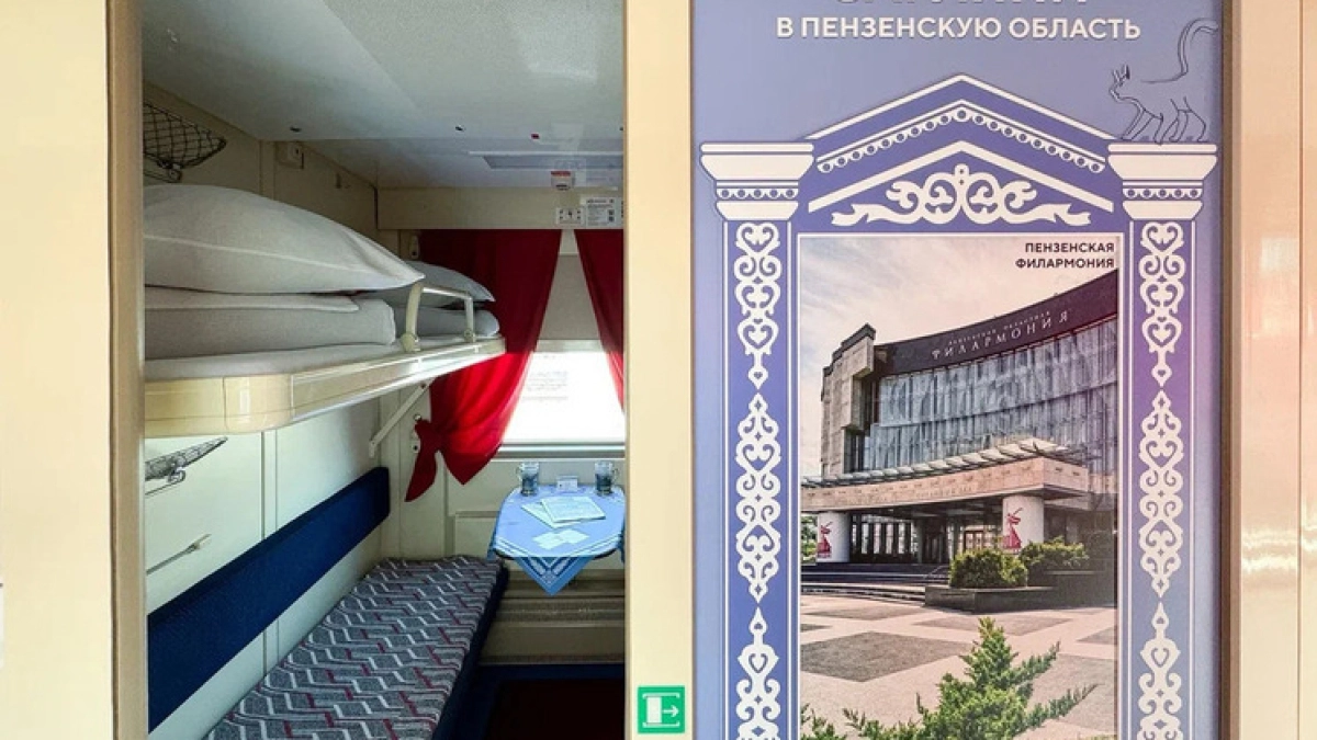 Тематический вагон фирменного поезда "Сура" украсили картинами народного художника Мордовии Федота Сычкова