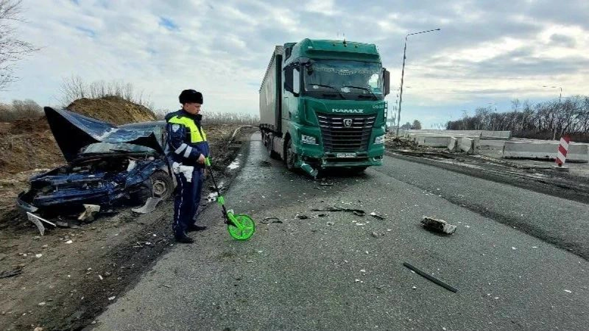 Водитель был без прав: в Мордовии на федеральной трассе "ВАЗ" врезался в фуру