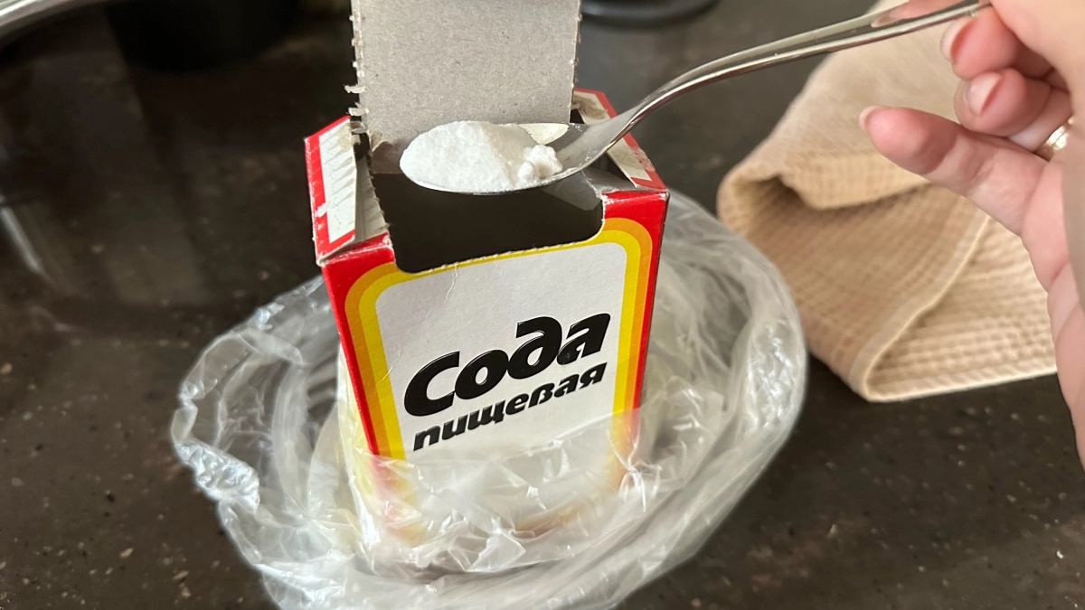 Подруга покупает соду пачками: когда узнала для чего, стала скупать их тоже: необычные способы применения