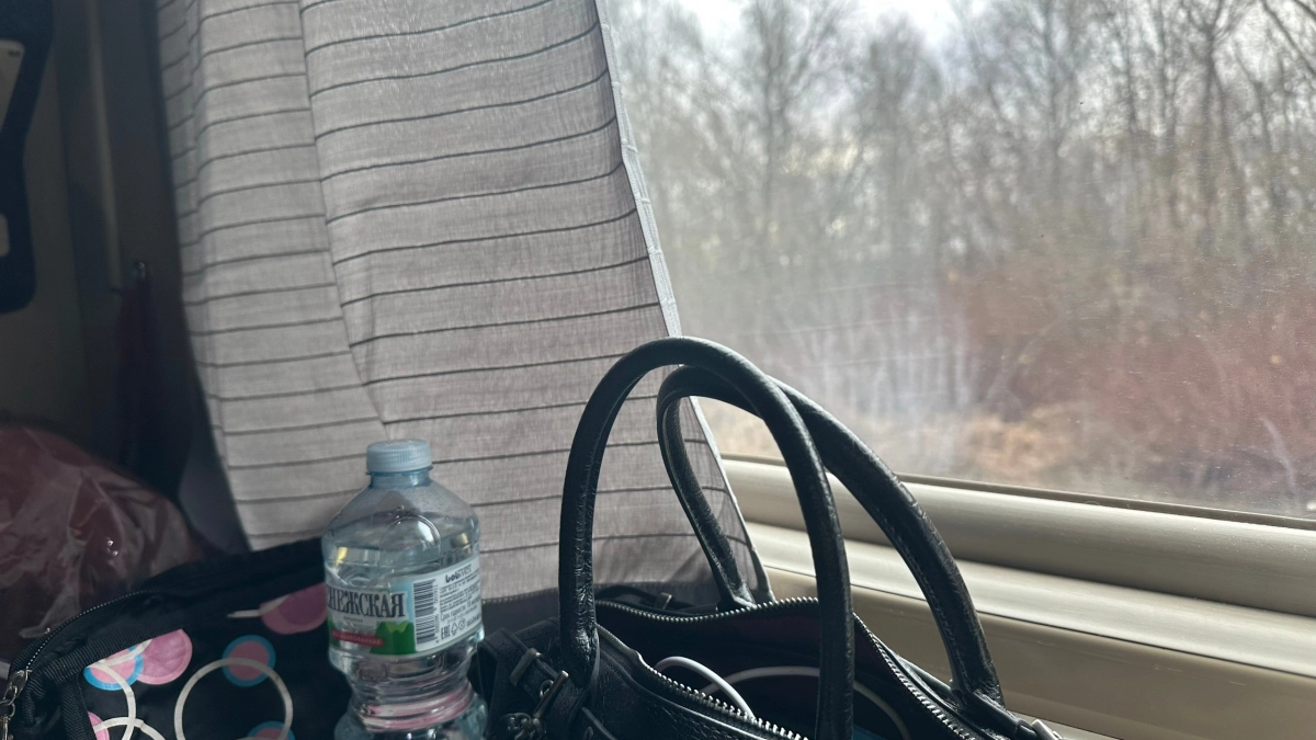 Мать-героиня потребовала предоставить ей нижнюю полку в купе: но никто не вошел в ее положение - причина была у всех навиду