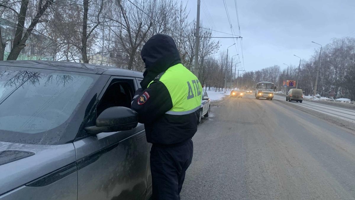 Инспектор ДПС просит показать телефон: как грамотно действовать водителю, чтобы обезопасить себя