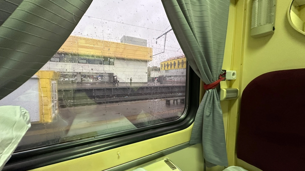 Выкупил все места в купе, чтоб ни с кем не делить кислород: и не смог отбиться от желающих ехать со мной рядом - о причине понял не сразу