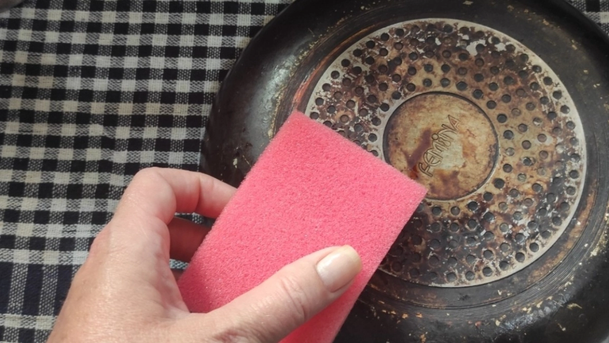 Сковородки больше не шкрябаю: 1 ложка простого средства на стакан воды - сияют как бриллиант и скрипят от чистоты