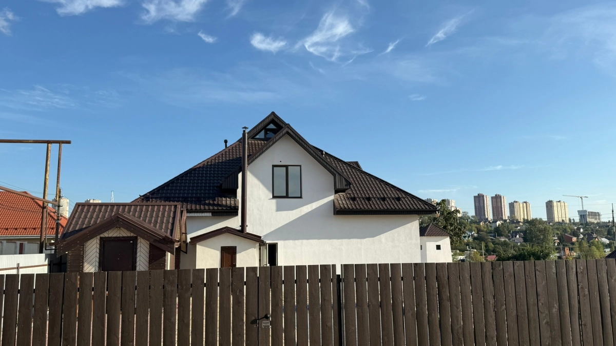 Заборы из профлиста и дерева — в помойку: 3 стильные идеи для участка в 2026 году - приват от соседей за сущие копейки