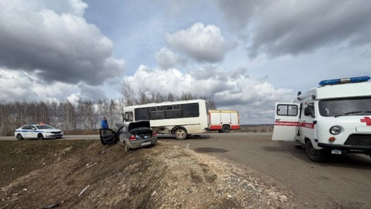 В Ковылкинском районе Мордовии пассажирка иномарки госпитализирована после столкновения с автобусом