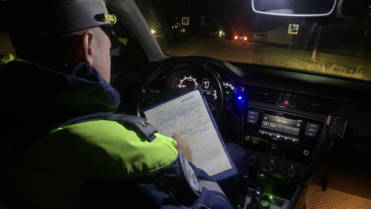 Остановил инспектор ГИБДД: а сзади пассажир не пристегнут, на месте выписали штраф - кто должен платить и как вести себя по закон