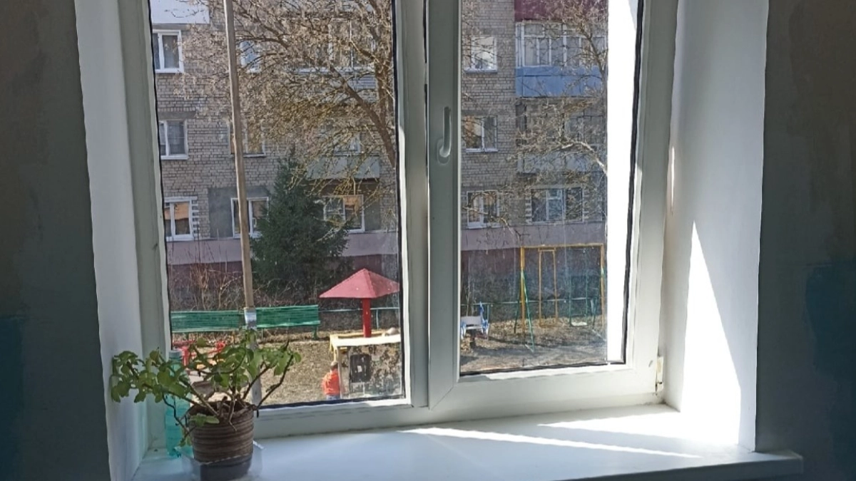 Подоконник будет белее снега: копеечное средство из аптеки превращает подоконник в белоснежную гладь