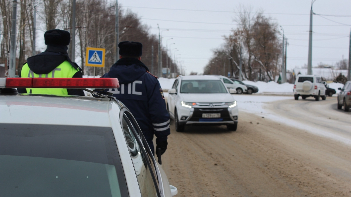 Инспектор ГИБДД заметил непристёгнутого пассажира сзади: что делать водителю и кто действительно должен оплачивать штраф