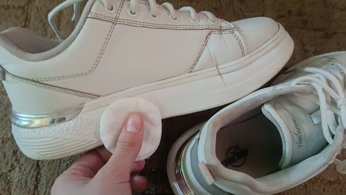 3 капли на ватный диск - и трем белую подошву: ни желтизны, ни грязи, ни изношенности