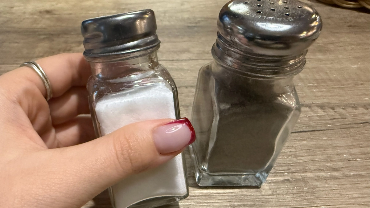 Начала мыть полы соленой водой — и вся семья заметила перемены: для чего добавлять соль в воду при уборке