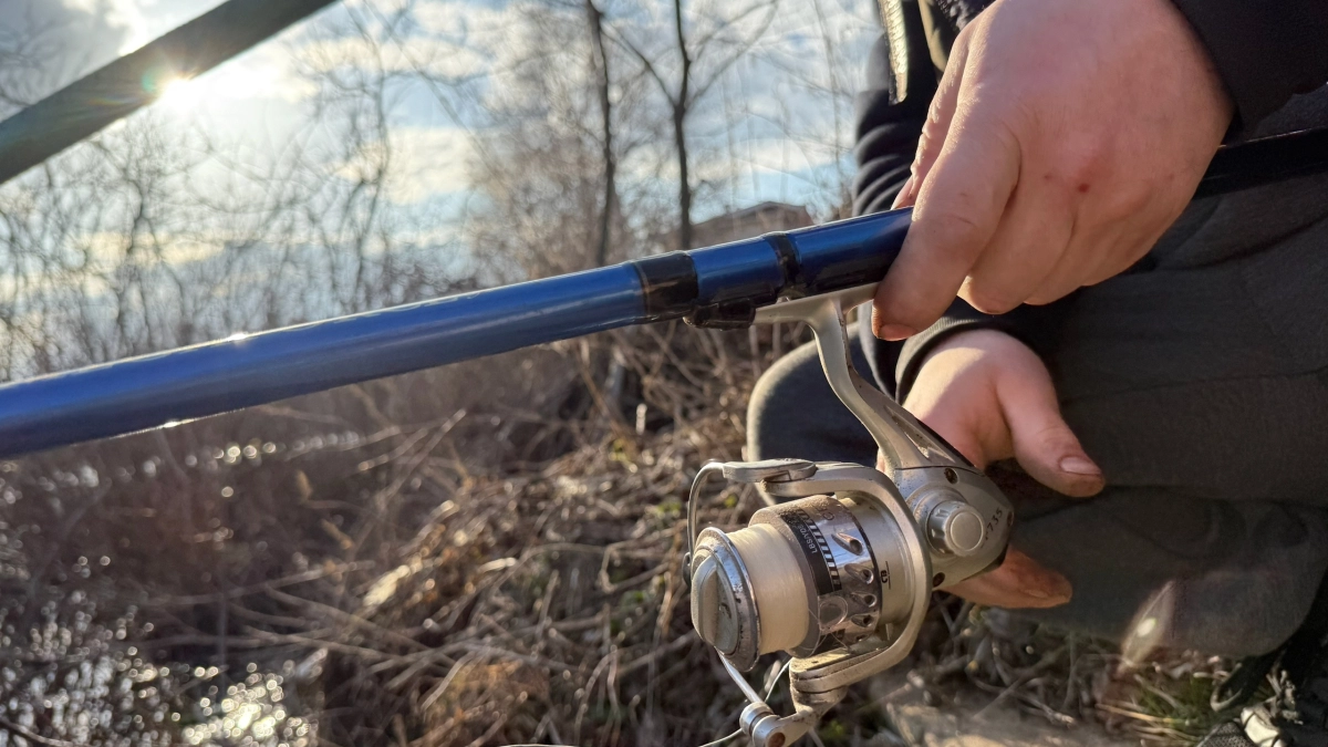 Всю жизнь насаживал червя для рыбалки неправильно: есть хитрый способ для мощного клева - улова так много, что раздаю соседям 