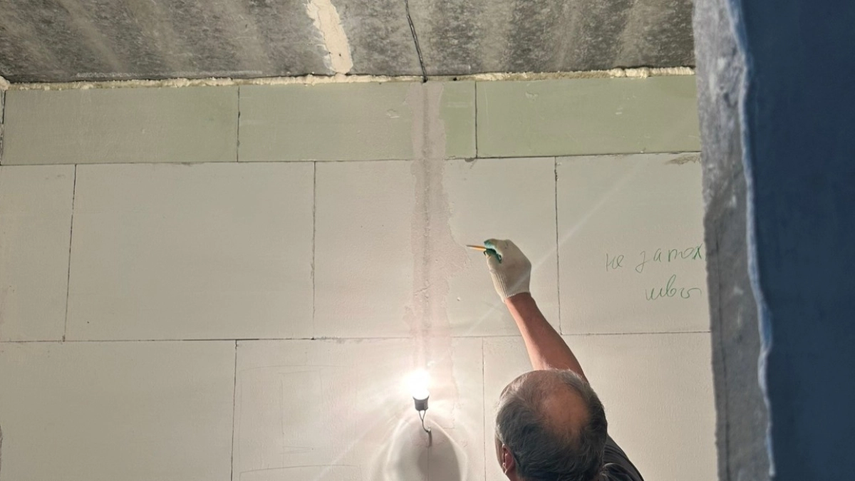 Заливаю в трещины простое средство — скрепил бетон словно тисками: дельная технология починки без цемента