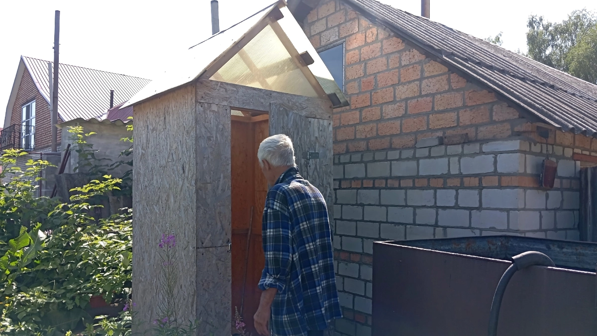 Как очистить уличный туалет без откачки и химии: 2 необычных способа - можно легко справиться даже в одиночку