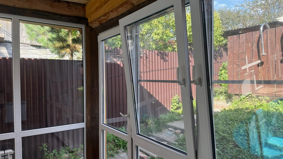 Наливаю 1 стакан в воду для мытья окон — и они сверкают как после восковки: грязь не оседает до следующей весны