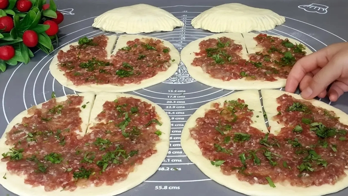 Фарш в «ракушках» с зеленью — сметаю с противня еще горячими: мясное объедение сочнее мантов