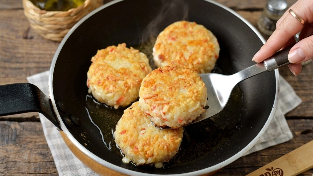 Соседка заскочила в гости, когда учуяла этот аромат: рецепт котлет из крабовых палочек на скорую руку