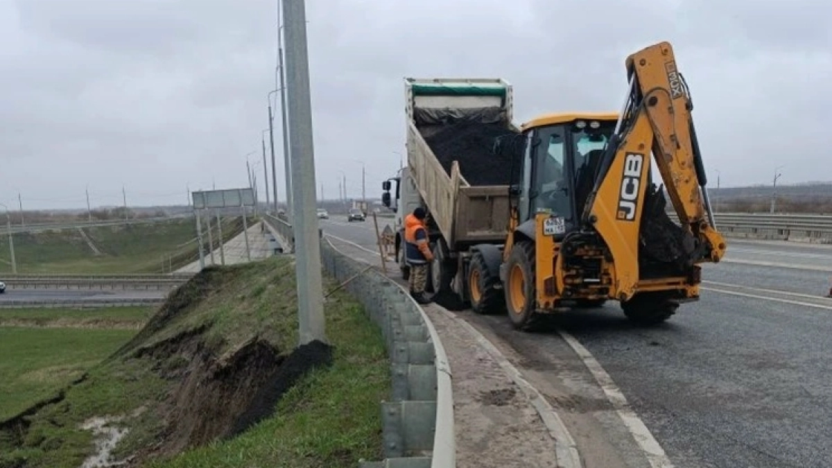 Обход Саранска начали укреплять асфальтогранулятом после сползания грунта