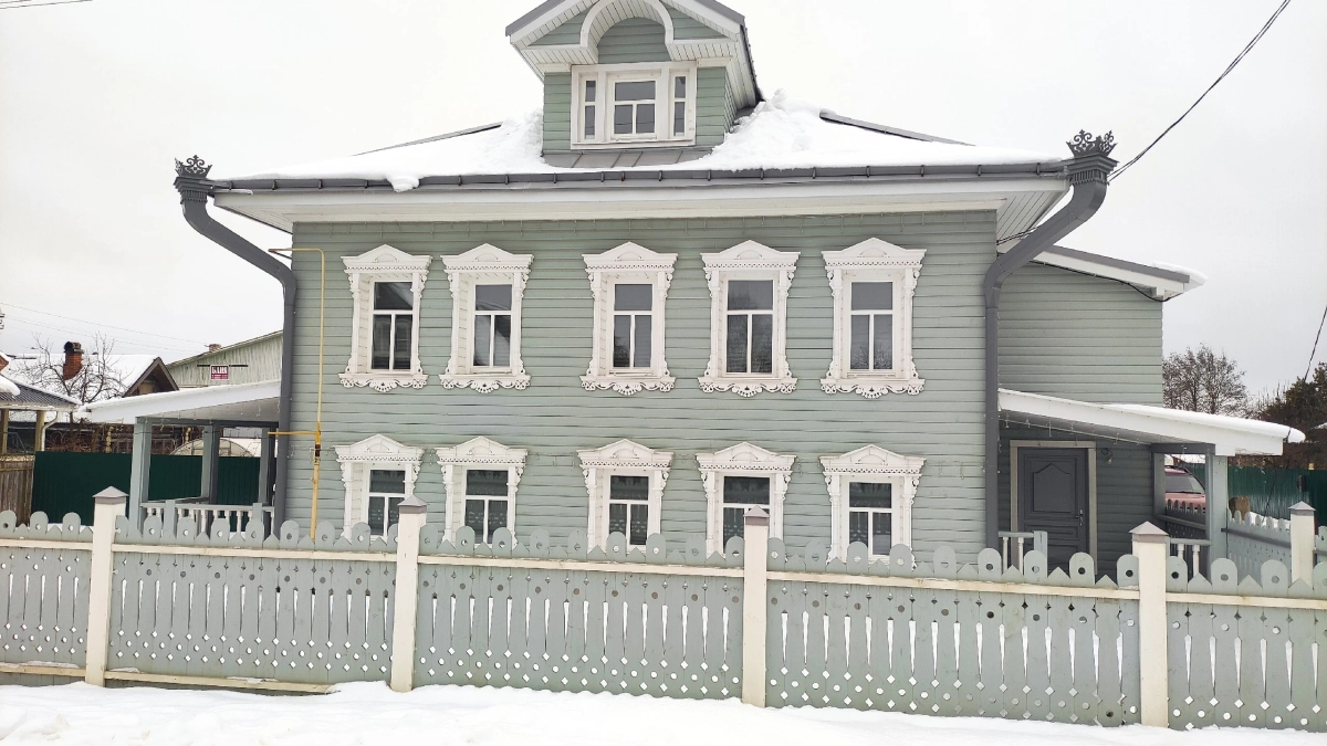 Заборы из профлиста и дерева — в прошлом: 2 трендовых материала для дачного участка в 2026 году