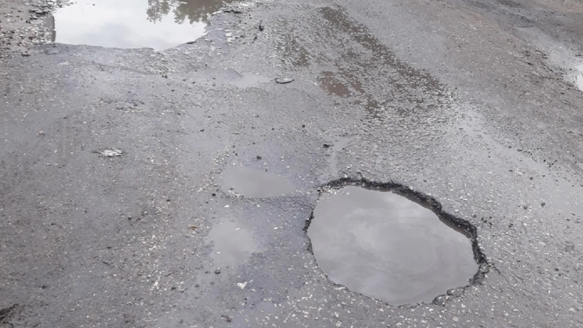 Автолюбители с Александровского шоссе оставляют колеса на дороге и требуют от властей ямочного ремонта