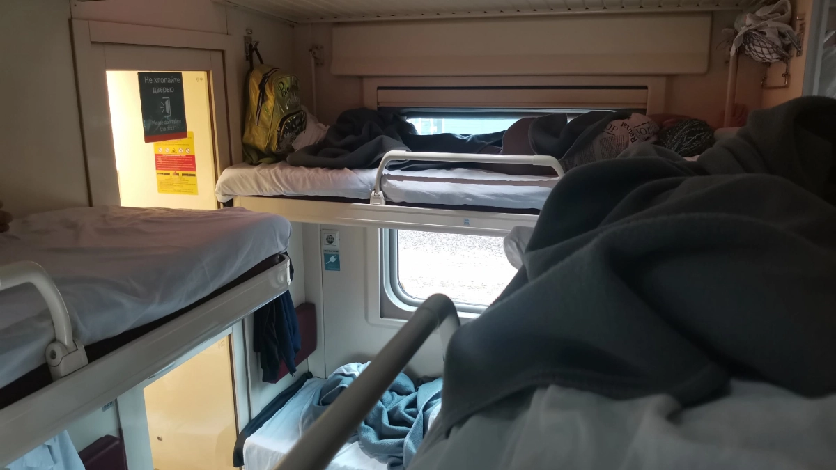 Компромиссов не будет: пассажиры нижних полок официально запретили попутчикам садиться к столу