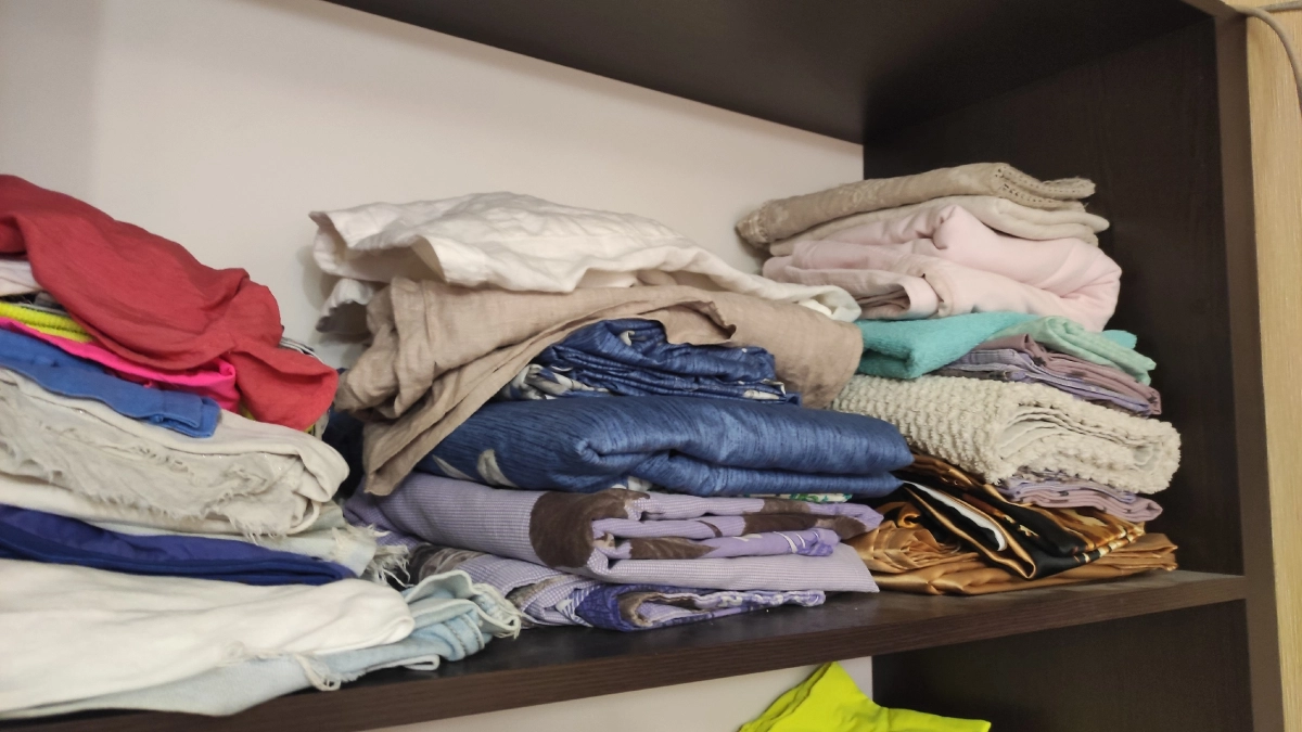 1 минута — и белье не воняет затхлостью: проверенный советский способ вернуть свежесть без химии и дорогих ароматизаторов