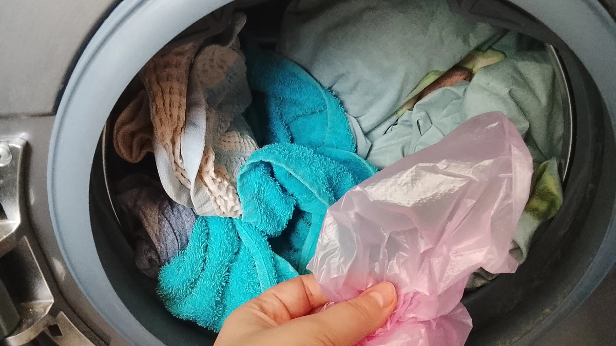 Бросаю пакет в стиралку — и вещи как после химчистки: мягкие, чистые и без катышков