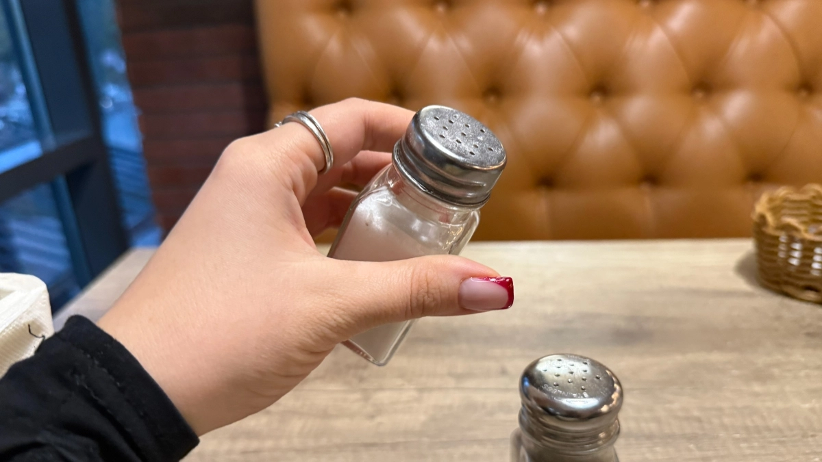 Беру 2 продукта с кухни и делаю "баню" для пяток: кожа как в молодости, трещин больше нет