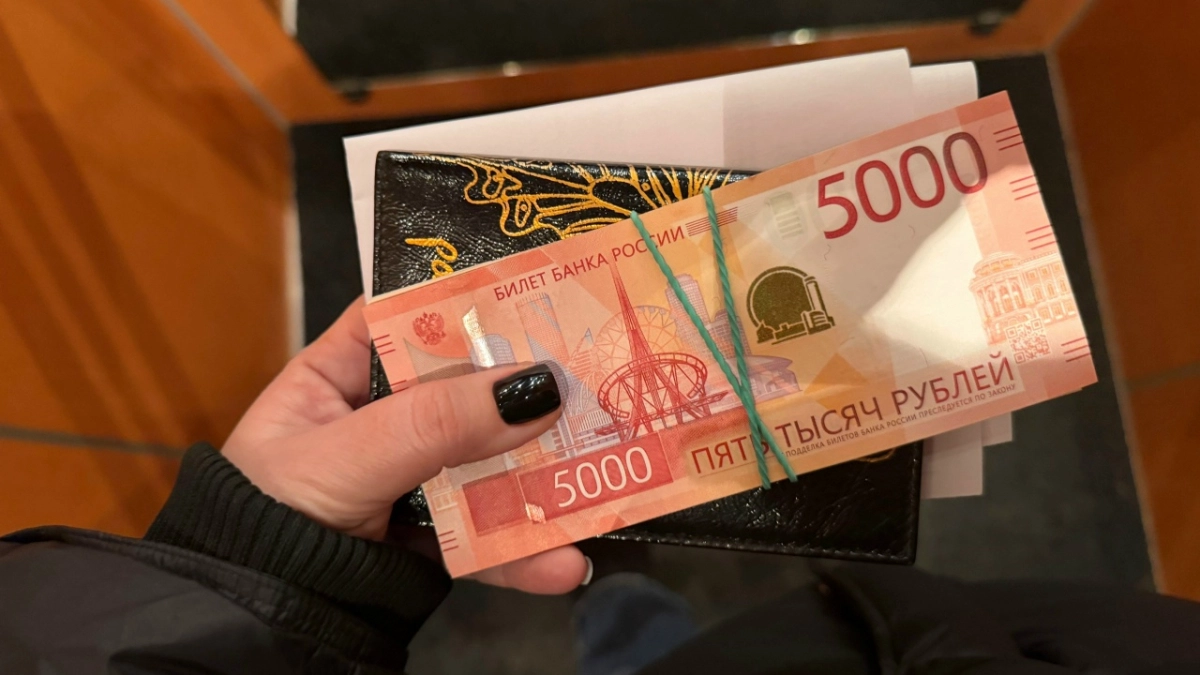 В Ичкаловском районе пассажир такси вытащил у пенсионерки из кошелька 13 тыс. рублей