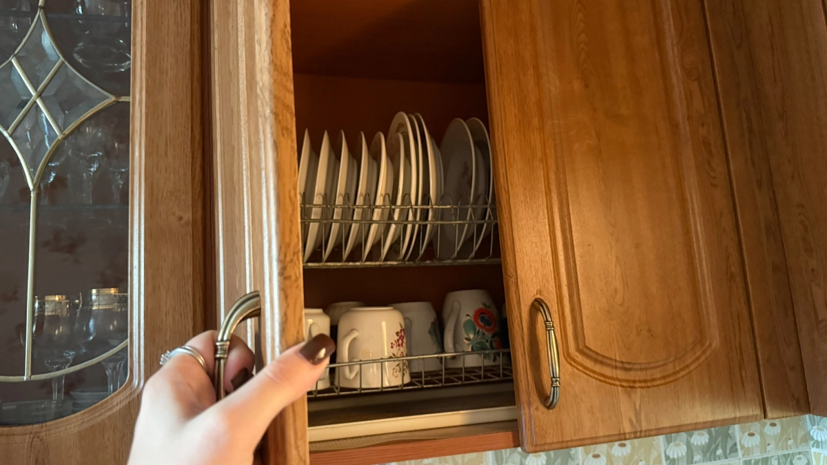 Наклейки с новой посуды больше не соскребаю: всего 1 капля — и отлетают сами, а ногти целые и крепкие