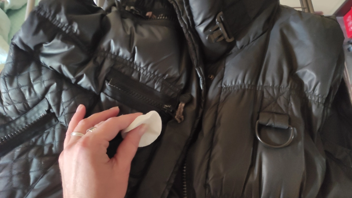 2 капли на ватный диск и куртка новее покупной: как реанимировать кожанку без химчистки и затрат