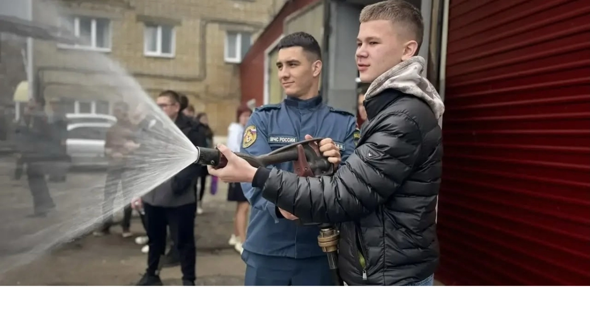 Школьники примерили профессию спасателя в пожарной части №2