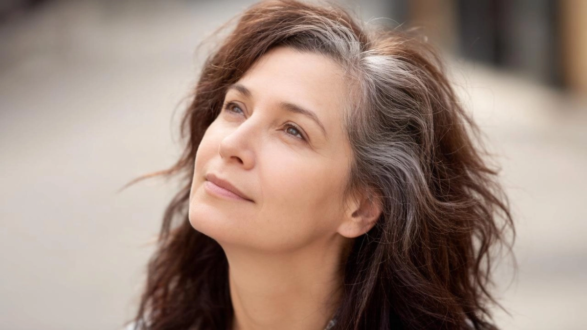 Седина исчезнет за 3 минуты: лайфхак от стилиста, который сделает образ дороже и свежее на несколько десятков лет 