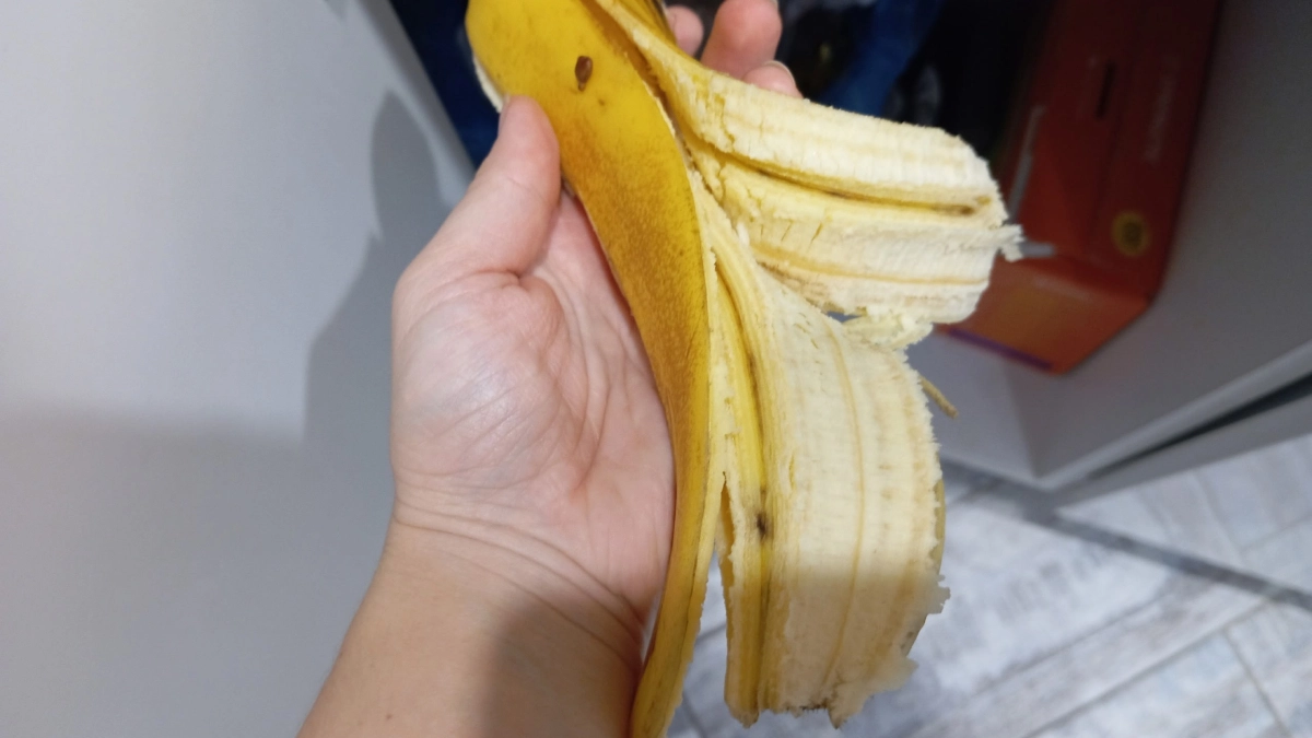 Банановую кожуру не выкидываю: натираю обувь и лицо - максимум пользы от бросового продукта 